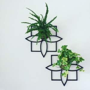 Support de plante suspendu en fer moderne, conçu pour les maisons élégantes, rehaussant les plantes suspendues avec des lignes épurées - Product Image 6