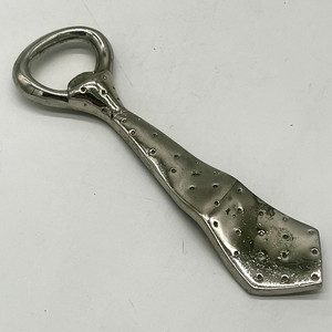 Abridor de botellas con forma de corbata metálica, acabado plateado pulido, textura de lunares, regalo creativo y novedoso para hombres, accesorio de bar. - Product Image 5