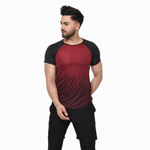 T-shirt à manches raglan pour homme, imprimé géométrique, séchage rapide, coupe ajustée, sportif, col rond, noir et rouge, en polyester tricoté, pour l'entraînement - Product Image 4