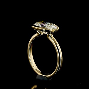 Bague de fiançailles solitaire minimaliste en or jaune 18 carats avec diamant de laboratoire ovale de 2,5 carats certifié IGI, sertie clos en clos, style East West - Product Image 4