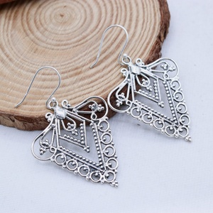 Boucles d'oreilles pendantes en argent sterling 925 en forme de cerf-volant ajouré, style filigrane, Memoria Jewels, vente en gros - Product Image 3