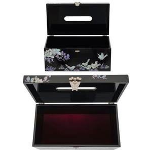 Caja de pañuelos multifunción con estampado de pájaros negros y flores, accesorio elegante adecuado para la decoración de tocadores y el ambiente festivo. - Product Image 1