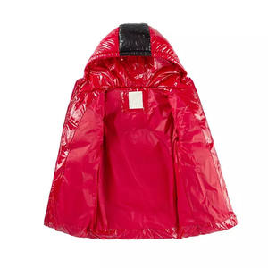 Chaqueta Bomber Impermeable con Capucha para Hombre, Color Rojo, Diseño a Cuadros, Logotipo Grabado en Relieve en la Parte Delantera, Cierre de Cremallera, Grosor Estándar Informal, 80% Forma de Corazón - Product Image 3