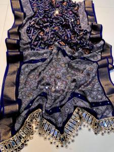 Sari de seda de diseño con bordado de espejo auténtico y ribete de encaje, con blusa a juego con bordado jacquard. - Product Image 3