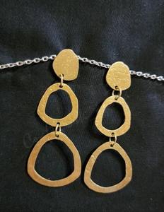 Boucles d'oreilles longues en laiton de qualité export, motif feuille, aspect or luxueux, pour fêtes et mariages, qualité et prix export. - Product Image 4