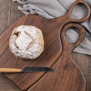 Tabla de cortar grande de madera con mango de mango macizo y ranura para un corte limpio de carne, pan y queso. - Product Image 1