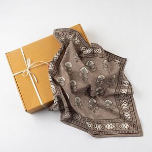 Pañuelo cuadrado a la moda para mujer al por mayor, pañuelo de algodón con estampado de hojas y flores para uso en exteriores - Product Image 4