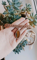 Collier artisanal en macramé avec pendentif œil de tigre ovale en pierre gemme marron, cordon beige, bijoux bohèmes de guérison, cadeau bouddhiste HARI OM CREATIONS