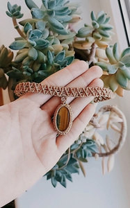 สร้อยคอแมคราเม่ทำมือประดับพลอยไทเกอร์อายทรงรีสีน้ำตาล สายสีเบจ สไตล์โบโฮ เครื่องประดับเพื่อสุขภาพ ขายส่ง - Product Image 3