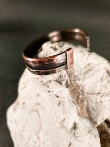 Orain Handicraft Brazalete de Cobre Puro Antiguo Hecho a Mano, Diseño de Doble Banda, Martillado a Mano, Acabado Pulido de Alto Brillo, Rústico y Forjado, Curativo - Product Image 5
