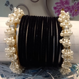 Ensemble de bracelets en velours rose avec perles et finitions dorées pour femmes - Product Image 2