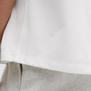 Camiseta sin mangas de cuello redondo blanca para mujer, minimalista, de punto, color liso, longitud regular, 100% algodón - Product Image 5