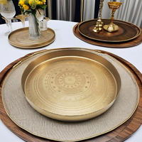 Plateau de service rond en métal gravé finition or décoratif, plateau de table orné, vente en gros pour la restauration, l'hôtellerie et la décoration