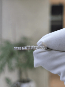 แหวนเพชรเลี้ยงในห้องปฏิบัติการ รับรองโดย IGI ระดับความสะอาด VVS2 ดีไซน์ Eternity Band น้ำหนัก 0.25 กะรัต ทองคำขาว ทรงเพรียวบาง ประดับเพชรแบบ Pave Set สไตล์มินิมอล เหมาะสำหรับงานแต่งงาน สามารถสวมซ้อนกันได้ สำหรับผู้หญิง - Product Image 1