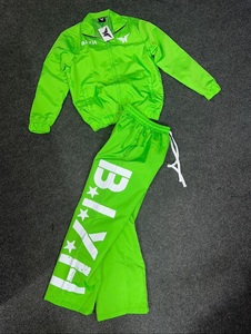 ชุดเซ็ตแทรคสูทสีเขียวนีออนสำหรับผู้ชาย สไตล์สตรีทแวร์ พิมพ์ลายแบบ Heat-Transfer กางเกงจ็อกเกอร์ทรงสปอร์ต ผลิตจากโพลีเอสเตอร์ เหมาะสำหรับใส่ในฤดูใบไม้ผลิ - Product Image 1