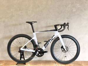 Nueva <span class=keywords><strong>Bicicleta</strong></span> <span class=keywords><strong>de</strong></span> <span class=keywords><strong>Carretera</strong></span> Eléctrica <span class=keywords><strong>BMC</strong></span> Teammachine R 01 LTD con Sistema <span class=keywords><strong>de</strong></span> Frenos <span class=keywords><strong>de</strong></span> Disco Avanzado, Horquilla <span class=keywords><strong>de</strong></span> Aluminio y Cuadro <span class=keywords><strong>de</strong></span> Titanio - Product Image 2