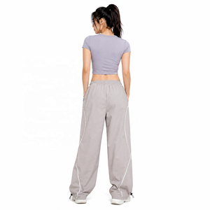 Pantalones deportivos transpirables de corte relajado, estilo paracaídas, informales, para correr, estilo urbano, para hombre, proveedor mayorista de moda en EE. UU. - Product Image 2