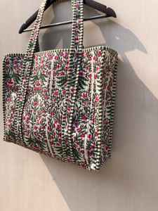 Sac fourre-tout matelassé en coton imprimé fleuri fait main, sac de shopping pour femme, sac de plage avec fermeture éclair, sacs de voyage - Product Image 2