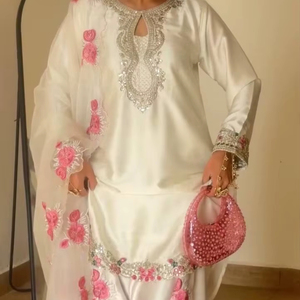 ชุดส่าหรีสำหรับงานปาร์ตี้ผู้หญิง ดีไซน์ใหม่ พร้อมกางเกงฟาร์ชี ผ้าซาตินญี่ปุ่นเนื้อหนัก ปักลาย แห้งเร็ว สไตล์ทันสมัย - Product Image 1