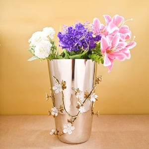Vase en métal au design contemporain en forme d'orbite, vase décoratif pour fleurs, idéal pour la table de salon, comme centre de table et pour offrir en cadeau - Product Image 4