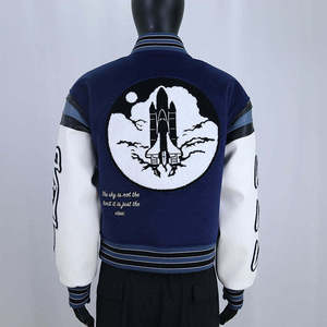 Chaqueta Varsity de Invierno para Hombre, Negra, Ecológica, de Poliéster/Algodón, Estilo Preppy, con Estampado de la Letra B, Manga Regular, Cuello Alto, Corte Corto - Product Image 4