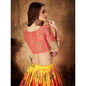 Lehenga choli ผ้าไหมแก้วพิมพ์ลายดิจิทัลสีเหลืองสำหรับงานแต่งงานเสื้อเบลาส์สีส้มกึ่งเย็บ zeel - Product Image 3