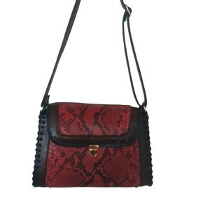 Este artículo es un bolso de mano con textura de piel de serpiente roja, similar a un bolso de hombro hecho a mano de piel de pitón con correa ajustable. - Product Image 1