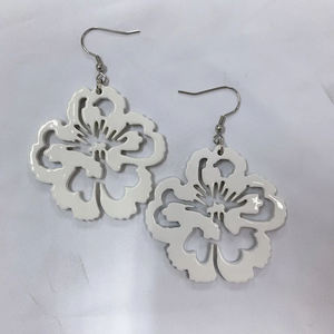 แฟชั่นใหม่ต่างหูรูปเขาควายสีขาวเครื่องประดับหัตถกรรมหัตถกรรมต่างหูจี้รูปดอกไม้น่ารักขายดี - Product Image 1