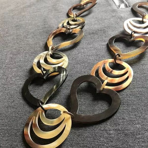 Elegante Collar de Cuerno con Diseño Contemporáneo, Ideal para Realzar Atuendos Modernos y Preferencias de Estilo en Joyería de Moda - Product Image 1