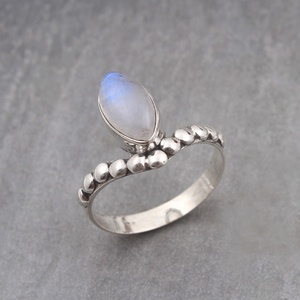 Anillo de Plata de Ley 925 con Cabujón de Piedra Lunar Arcoíris para Mujer – Anillo de Gema Natural - Product Image 3