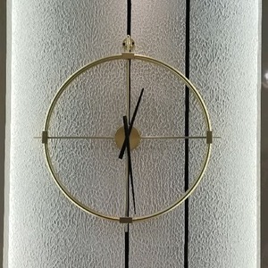 Horloge murale géométrique en métal, mouvement mécanique, affichage des aiguilles, sonnerie horaire, design moderne, couleur noire - Product Image 5
