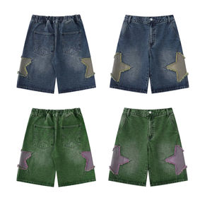 Shorts en jean personnalisés pour homme, coupe droite, respirants, tissés, délavage clair, effet usé, avec applique étoile et patch brodé imprimé - Product Image 1