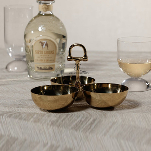 Plateau de service à 3 compartiments en métal de luxe avec poignée. Vaisselle au design élégant pour le service et la décoration de la maison - Product Image 1