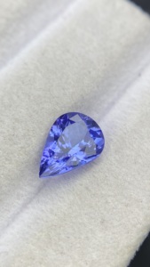 Pierre de Tanzanite naturelle certifiée superbe, taille poire, avec une couleur et un lustre excellents, Zoisite naturelle, 1,90 carat, nette à la loupe - Product Image 4