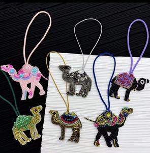 พวงกุญแจห้อยข้อมือแบบวินเทจประดับเพชรหลากสีสัน ตัวอักษรภาษาอังกฤษ ทำมือ แบรนด์ Camel - Product Image 1