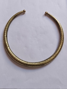 Bracelet manchette en cuir de serpent doré, motif reptile texturé, jonc ouvert, bijoux ethniques tribaux bohèmes - Product Image 1