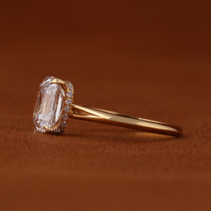 Bague de fiançailles solitaire en or jaune 14 carats avec diamant de laboratoire taille coussin de 4 carats, style ancienne mine, et halo caché, pour mariage - Product Image 3