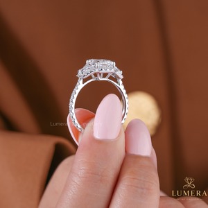 Bague de fiançailles vintage en or massif avec diamant taille radiant, halo de trois pierres et diamants latéraux trapézoïdaux, bague pavée - Product Image 1