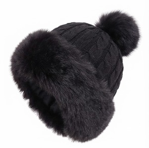 Bonnet décontracté gris en fausse fourrure pour homme, chaud et doux pour l'hiver, avec bordure en fourrure et logo personnalisé - Product Image 6