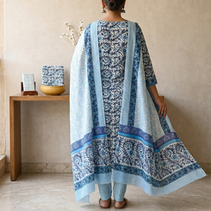 Traje Punjabi Profesional Blanco y Azul |   Conjunto de Kurti y Pijama con Estampado Floral Hecho a Mano con Borde |   Maestro de la confección de sarongs indios - Product Image 2