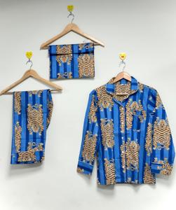 Conjunto de Pijama de Lujo Ecológico de 3 Piezas para Mujer, 100% Algodón, Estampado de Tigre, Camisa con Botones, Pantalón y Bolsa a Juego - Product Image 2