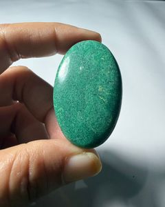 Cabujón Ovalado de Malaquita Natural Pulido, Cambio de Color Verde, 43 Quilates, para la Elaboración de Joyas - Product Image 1