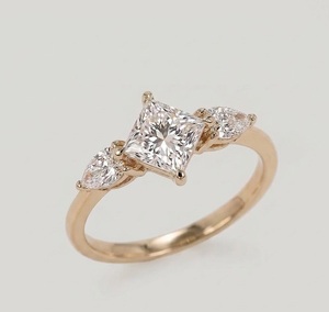 Anillo de Compromiso con Diamante Cultivado en Laboratorio, Corte Princesa, Color E, Claridad VS1, 3.35CT, con Piedras Laterales en Forma de Pera, en Oro Blanco de 14K, Precio de Fábrica - Product Image 3