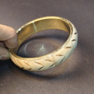 Bracelet manchette ethnique en laiton fait main, avec doublure intérieure en laiton et motif feuille sculpté à la main, aspect antique, pour l'exportation mondiale - Product Image 3