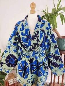 เสื้อแจ็คเก็ตซูซานีสีน้ำเงินโอเชียนลายปักแบบดั้งเดิมสีเขียวมะกอกอ่อน งานปักมือสไตล์โบฮีเมียนสุดหรูหรา ลายดอกไม้ - Product Image 2