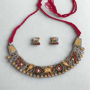 Conjunto de collar de estilo clásico hecho a mano con motivos de pájaro de vaca Kundan trabajo oxidado plata-oro acabado étnico indio diseño joyería - Product Image 3