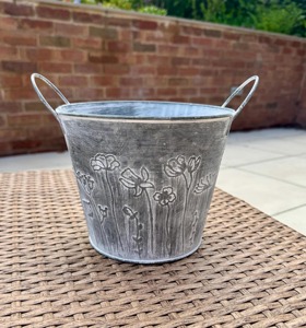 Maceta de metal rústica con diseño floral en relieve, estilo rústico, adecuada para jardín, balcón y decoración de mesa, procedente de la India. - Product Image 3