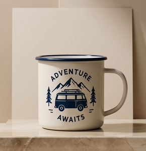 แก้วน้ำเคลือบโลหะสีขาวนวลแบบ OEM สั่งซื้อจำนวนมาก ตกแต่งด้วยลายข้อความ "Adventure Awaits" และลายรถบ้าน - Product Image 3