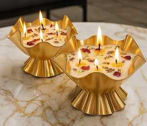 Bougie parfumée florale de luxe à 4 mèches dans un support en métal doré ondulé avec fleurs séchées pour la décoration de la maison et des mariages - Product Image 1