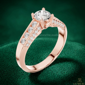 Bague de fiançailles en diamant cultivé en laboratoire certifié IGI, or rose 14 carats, coupe ronde, solitaire avec diamants sertis en canal sur les côtés - Product Image 4